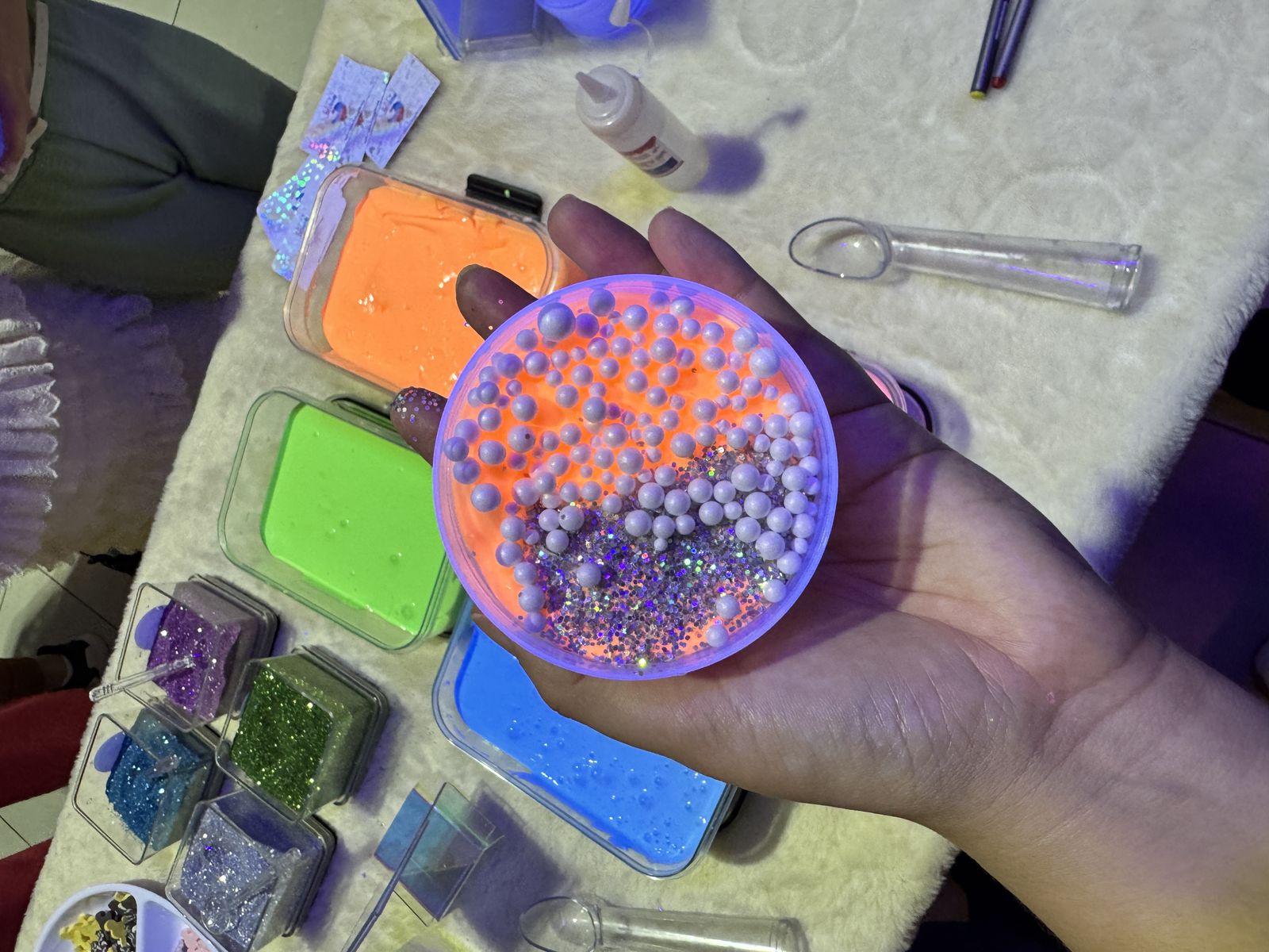 Pote de slime neon com pérolas e glitter