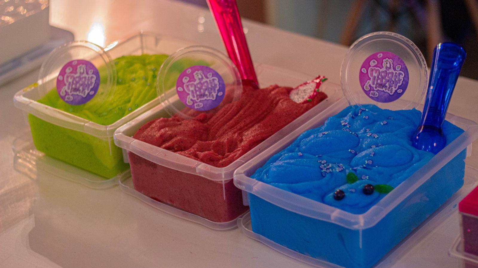 Potes de slime gourmet com a marca Magic Lazer